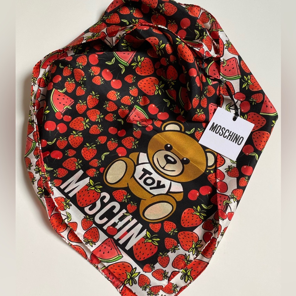 🔥NWT Moschino. 68x68cm. Silk🔥